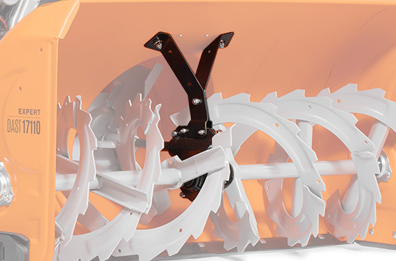 Усиленный редуктор с двумя дополнительными опорами передает до 95% крутящего момента двигателя. Срезные болты на шнеках защищают редуктор от перегрузок. Выходной вал редуктора крепится на подшипниках большого диаметра, что обеспечивает высокую устойчивость механизмов к вибрации и ударам.