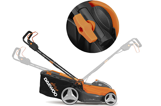 Рукоятка газонокосилки регулируется для выбора оптимальной высоты в зависимости от роста человека, использующего газонокосилку.